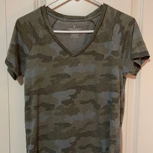 AE camo v-neck, size XS!